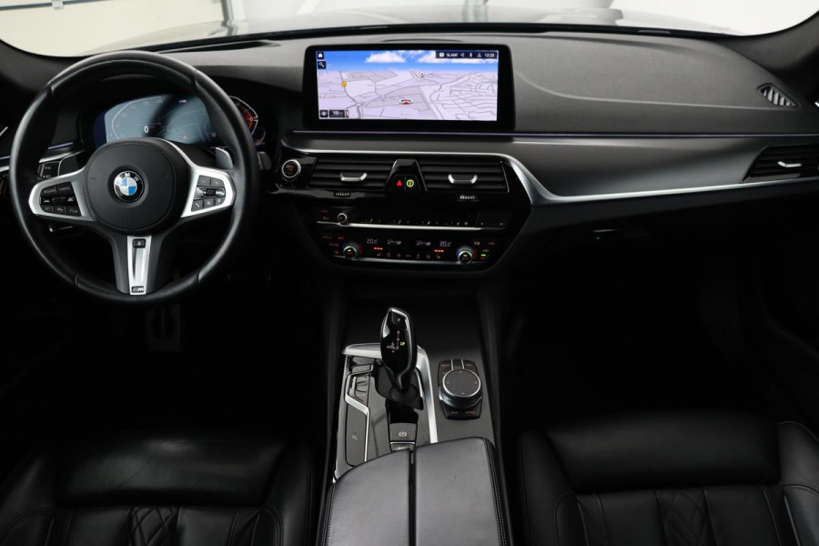 BMW 5 Serie 530i M Sport | Panoramadak | Adaptive cruise | Stoel & stuurverwarming | Head-Up | Trekhaak | Laserlight | Sfeerverlichting | Carplay | Nappaleder | Navigatie | Memory | Camera | Live Cockpit