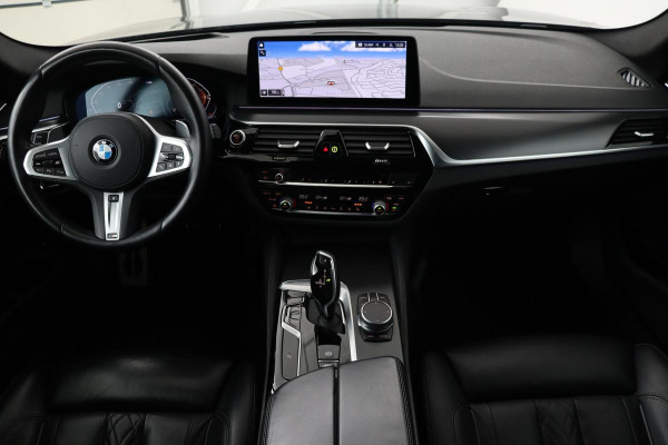 BMW 5 Serie 530i M Sport | Panoramadak | Adaptive cruise | Stoel & stuurverwarming | Head-Up | Trekhaak | Laserlight | Sfeerverlichting | Carplay | Nappaleder | Navigatie | Memory | Camera | Live Cockpit