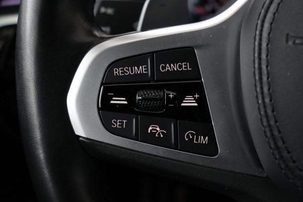 BMW 5 Serie 530i M Sport | Panoramadak | Adaptive cruise | Stoel & stuurverwarming | Head-Up | Trekhaak | Laserlight | Sfeerverlichting | Carplay | Nappaleder | Navigatie | Memory | Camera | Live Cockpit