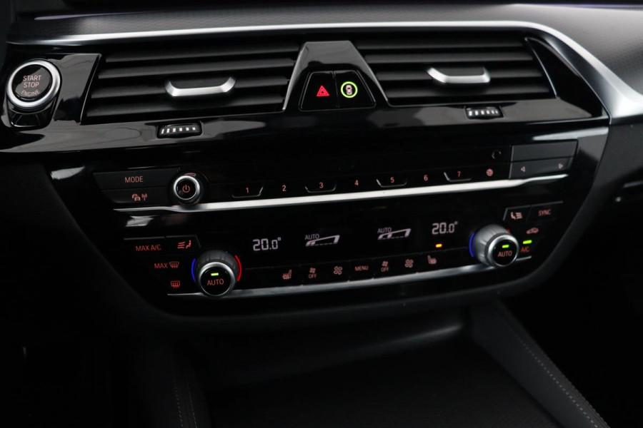 BMW 5 Serie 530i M Sport | Panoramadak | Adaptive cruise | Stoel & stuurverwarming | Head-Up | Trekhaak | Laserlight | Sfeerverlichting | Carplay | Nappaleder | Navigatie | Memory | Camera | Live Cockpit