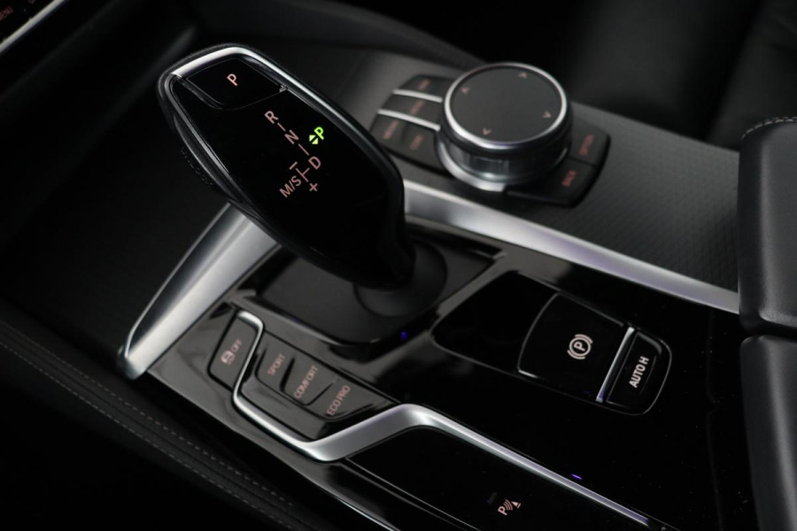 BMW 5 Serie 530i M Sport | Panoramadak | Adaptive cruise | Stoel & stuurverwarming | Head-Up | Trekhaak | Laserlight | Sfeerverlichting | Carplay | Nappaleder | Navigatie | Memory | Camera | Live Cockpit