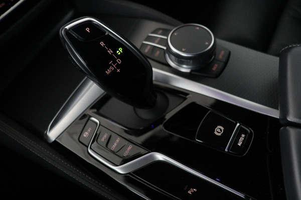 BMW 5 Serie 530i M Sport | Panoramadak | Adaptive cruise | Stoel & stuurverwarming | Head-Up | Trekhaak | Laserlight | Sfeerverlichting | Carplay | Nappaleder | Navigatie | Memory | Camera | Live Cockpit
