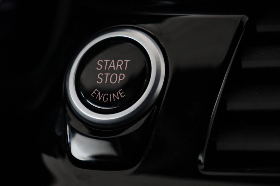 BMW 5 Serie 530i M Sport | Panoramadak | Adaptive cruise | Stoel & stuurverwarming | Head-Up | Trekhaak | Laserlight | Sfeerverlichting | Carplay | Nappaleder | Navigatie | Memory | Camera | Live Cockpit