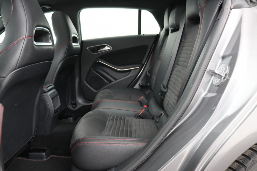 Mercedes-Benz CLA-Klasse Shooting Brake 180 AMG | Panoramadak | Carplay | Stoelverwarming | Camera | Leder/Alcantara | Full LED | Navigatie | Park Assist | Cruise control