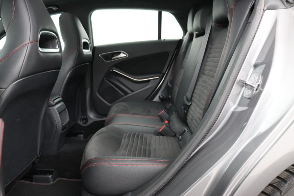Mercedes-Benz CLA-Klasse Shooting Brake 180 AMG | Panoramadak | Carplay | Stoelverwarming | Camera | Leder/Alcantara | Full LED | Navigatie | Park Assist | Cruise control