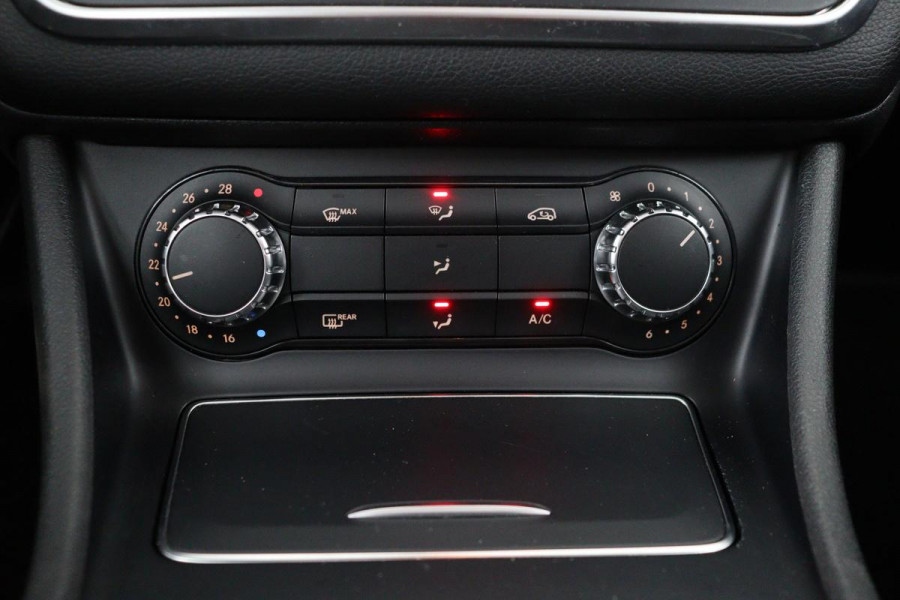 Mercedes-Benz CLA-Klasse Shooting Brake 180 AMG | Panoramadak | Carplay | Stoelverwarming | Camera | Leder/Alcantara | Full LED | Navigatie | Park Assist | Cruise control