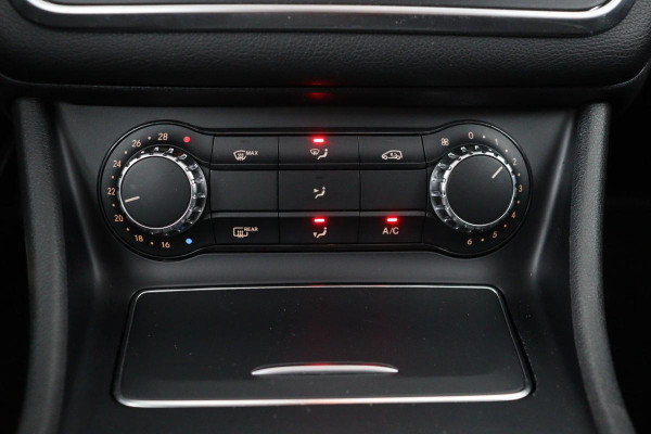 Mercedes-Benz CLA-Klasse Shooting Brake 180 AMG | Panoramadak | Carplay | Stoelverwarming | Camera | Leder/Alcantara | Full LED | Navigatie | Park Assist | Cruise control