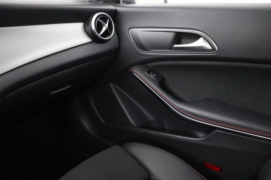 Mercedes-Benz CLA-Klasse Shooting Brake 180 AMG | Panoramadak | Carplay | Stoelverwarming | Camera | Leder/Alcantara | Full LED | Navigatie | Park Assist | Cruise control