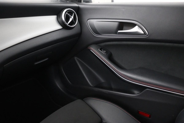 Mercedes-Benz CLA-Klasse Shooting Brake 180 AMG | Panoramadak | Carplay | Stoelverwarming | Camera | Leder/Alcantara | Full LED | Navigatie | Park Assist | Cruise control