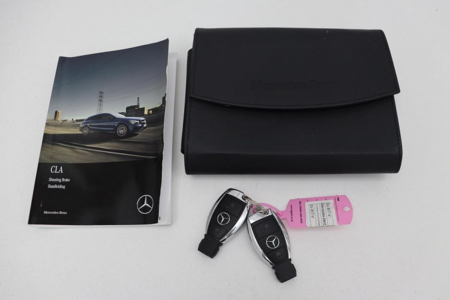 Mercedes-Benz CLA-Klasse Shooting Brake 180 AMG | Panoramadak | Carplay | Stoelverwarming | Camera | Leder/Alcantara | Full LED | Navigatie | Park Assist | Cruise control