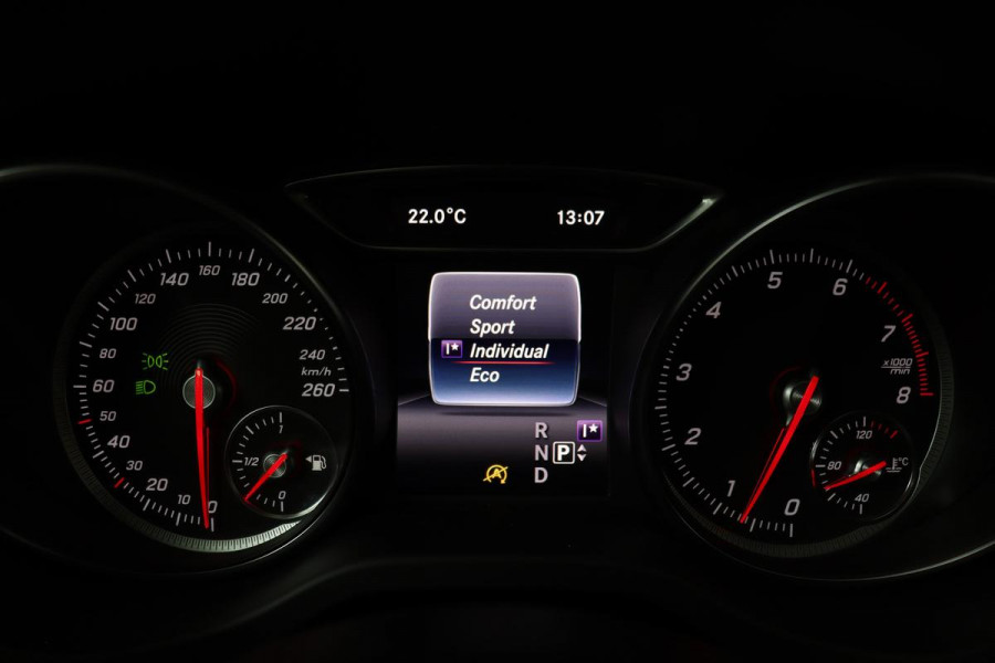 Mercedes-Benz CLA-Klasse Shooting Brake 180 AMG | Panoramadak | Carplay | Stoelverwarming | Camera | Leder/Alcantara | Full LED | Navigatie | Park Assist | Cruise control