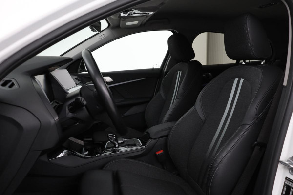 BMW 1-serie 118i Sport Line | Executive Edition | Half leder | Sportstoelen | Carplay | Full LED | Navigatie | PDC | DAB+ | Live Cockpit