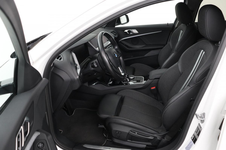 BMW 1-serie 118i Sport Line | Executive Edition | Half leder | Sportstoelen | Carplay | Full LED | Navigatie | PDC | DAB+ | Live Cockpit