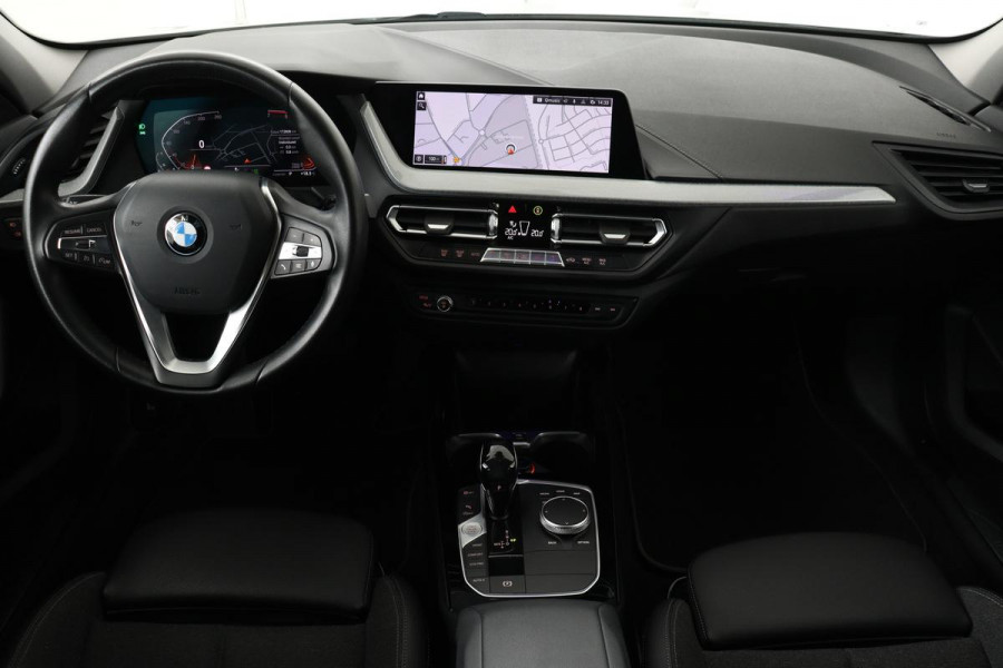 BMW 1-serie 118i Sport Line | Executive Edition | Half leder | Sportstoelen | Carplay | Full LED | Navigatie | PDC | DAB+ | Live Cockpit