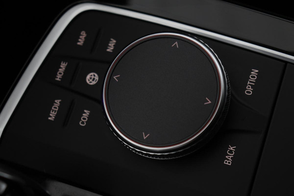 BMW 1-serie 118i Sport Line | Executive Edition | Half leder | Sportstoelen | Carplay | Full LED | Navigatie | PDC | DAB+ | Live Cockpit
