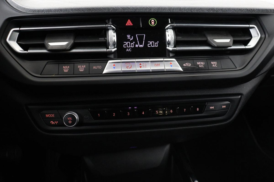BMW 1-serie 118i Sport Line | Executive Edition | Half leder | Sportstoelen | Carplay | Full LED | Navigatie | PDC | DAB+ | Live Cockpit