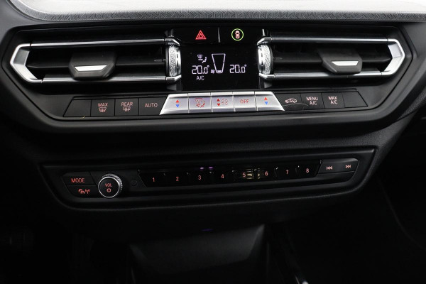 BMW 1-serie 118i Sport Line | Executive Edition | Half leder | Sportstoelen | Carplay | Full LED | Navigatie | PDC | DAB+ | Live Cockpit