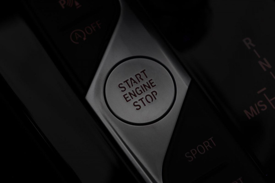 BMW 1-serie 118i Sport Line | Executive Edition | Half leder | Sportstoelen | Carplay | Full LED | Navigatie | PDC | DAB+ | Live Cockpit
