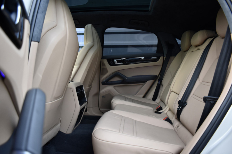Porsche Cayenne Coupé 3.0 E-Hybrid 462pk Sport Design | Panoramadak | Matrix PDLS+ | 22'' Velgen | Stoelventilatie | Bose | Achterasbesturing | Orig. NL |