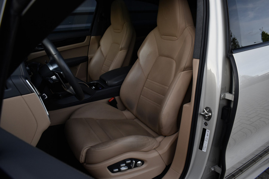 Porsche Cayenne Coupé 3.0 E-Hybrid 462pk Sport Design | Panoramadak | Matrix PDLS+ | 22'' Velgen | Stoelventilatie | Bose | Achterasbesturing | Orig. NL |