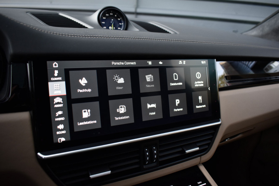 Porsche Cayenne Coupé 3.0 E-Hybrid 462pk Sport Design | Panoramadak | Matrix PDLS+ | 22'' Velgen | Stoelventilatie | Bose | Achterasbesturing | Orig. NL |