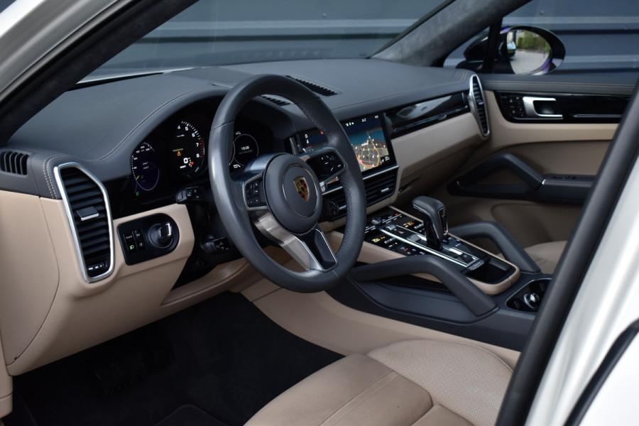 Porsche Cayenne Coupé 3.0 E-Hybrid 462pk Sport Design | Panoramadak | Matrix PDLS+ | 22'' Velgen | Stoelventilatie | Bose | Achterasbesturing | Orig. NL |
