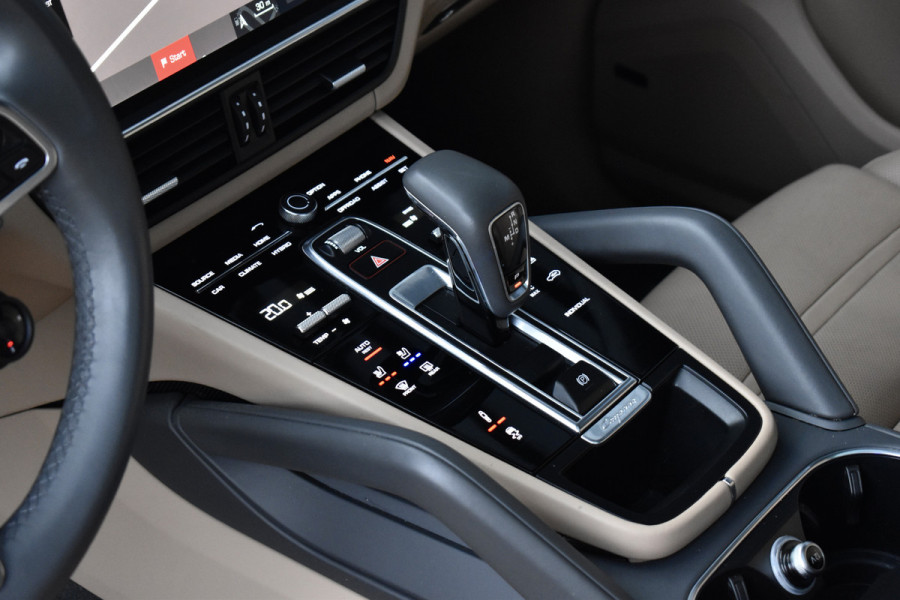 Porsche Cayenne Coupé 3.0 E-Hybrid 462pk Sport Design | Panoramadak | Matrix PDLS+ | 22'' Velgen | Stoelventilatie | Bose | Achterasbesturing | Orig. NL |