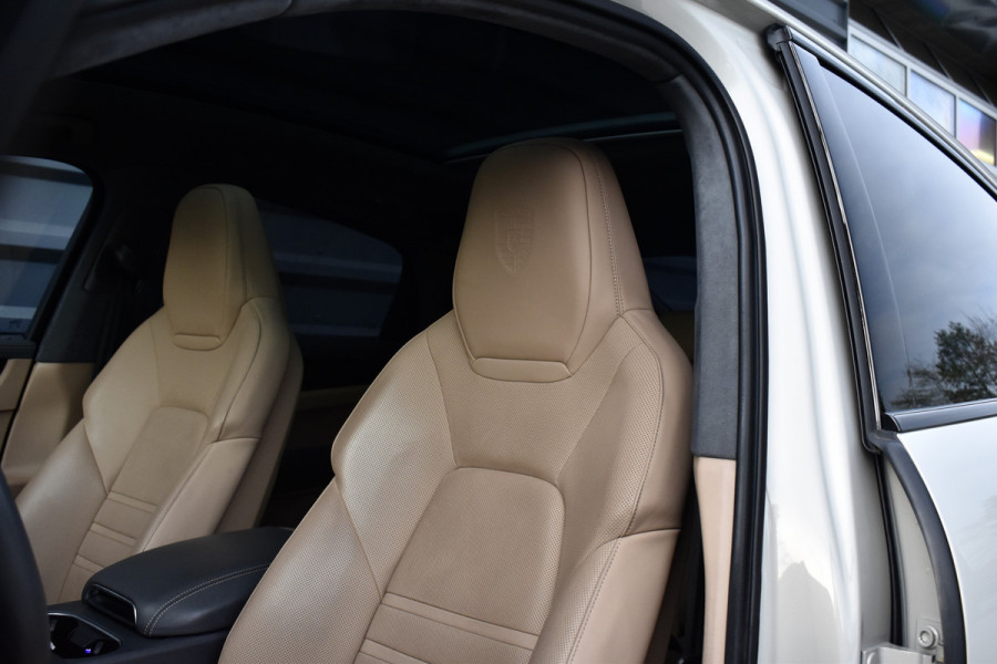 Porsche Cayenne Coupé 3.0 E-Hybrid 462pk Sport Design | Panoramadak | Matrix PDLS+ | 22'' Velgen | Stoelventilatie | Bose | Achterasbesturing | Orig. NL |