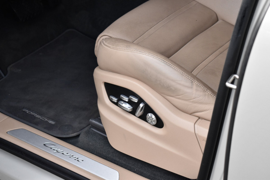 Porsche Cayenne Coupé 3.0 E-Hybrid 462pk Sport Design | Panoramadak | Matrix PDLS+ | 22'' Velgen | Stoelventilatie | Bose | Achterasbesturing | Orig. NL |