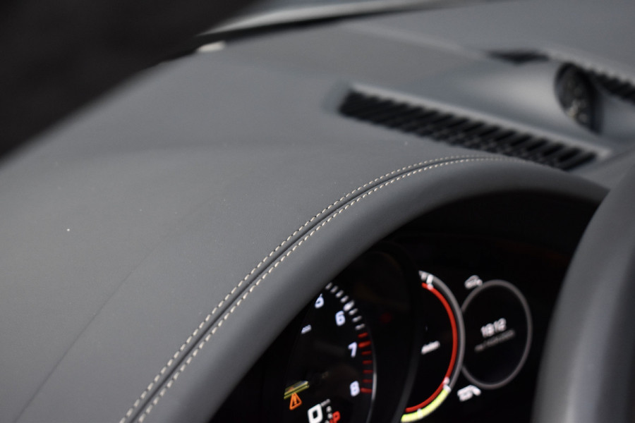Porsche Cayenne Coupé 3.0 E-Hybrid 462pk Sport Design | Panoramadak | Matrix PDLS+ | 22'' Velgen | Stoelventilatie | Bose | Achterasbesturing | Orig. NL |