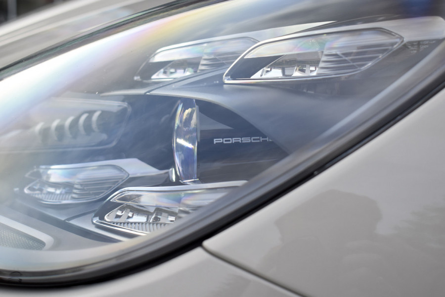 Porsche Cayenne Coupé 3.0 E-Hybrid 462pk Sport Design | Panoramadak | Matrix PDLS+ | 22'' Velgen | Stoelventilatie | Bose | Achterasbesturing | Orig. NL |