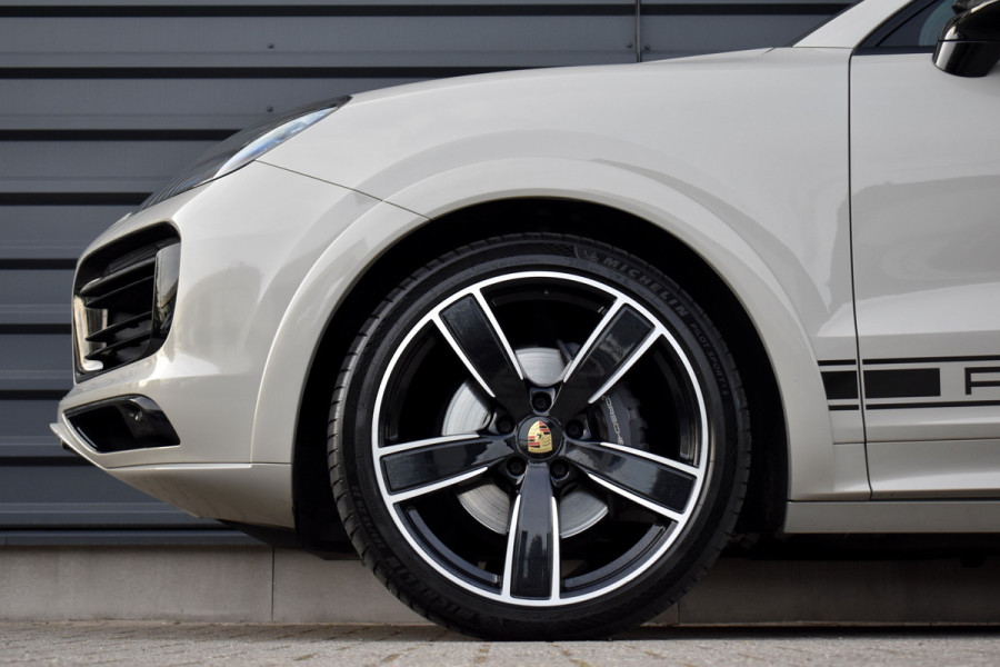 Porsche Cayenne Coupé 3.0 E-Hybrid 462pk Sport Design | Panoramadak | Matrix PDLS+ | 22'' Velgen | Stoelventilatie | Bose | Achterasbesturing | Orig. NL |