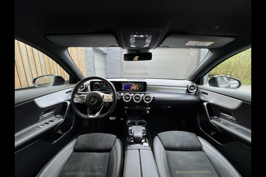 Mercedes-Benz A-Klasse 200 AMG Edition 1 Automaat | Sfeerverlichting | Widescreen navigatiesysteem | Stoelverwarming | Parkeersensoren voor en achter |