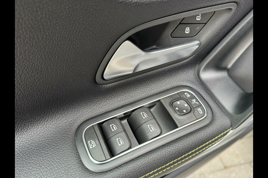 Mercedes-Benz A-Klasse 200 AMG Edition 1 Automaat | Sfeerverlichting | Widescreen navigatiesysteem | Stoelverwarming | Parkeersensoren voor en achter |