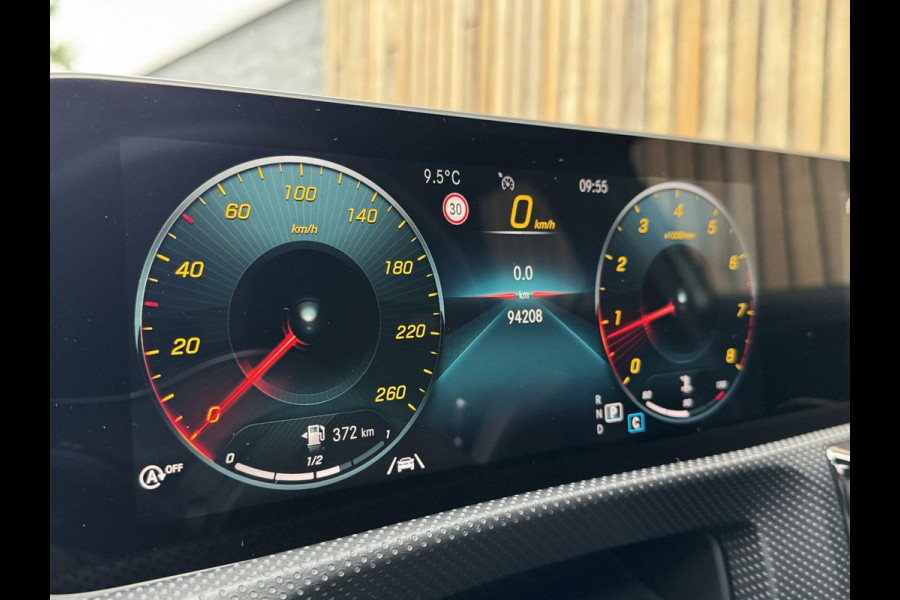 Mercedes-Benz A-Klasse 200 AMG Edition 1 Automaat | Sfeerverlichting | Widescreen navigatiesysteem | Stoelverwarming | Parkeersensoren voor en achter |