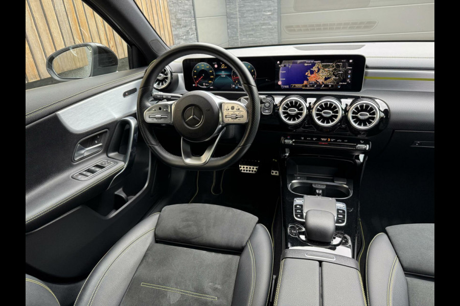 Mercedes-Benz A-Klasse 200 AMG Edition 1 Automaat | Sfeerverlichting | Widescreen navigatiesysteem | Stoelverwarming | Parkeersensoren voor en achter |