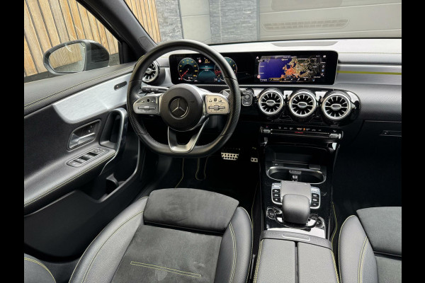 Mercedes-Benz A-Klasse 200 AMG Edition 1 Automaat | Sfeerverlichting | Widescreen navigatiesysteem | Stoelverwarming | Parkeersensoren voor en achter |