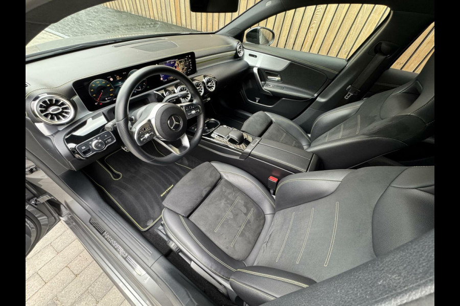 Mercedes-Benz A-Klasse 200 AMG Edition 1 Automaat | Sfeerverlichting | Widescreen navigatiesysteem | Stoelverwarming | Parkeersensoren voor en achter |