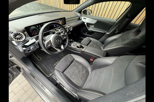 Mercedes-Benz A-Klasse 200 AMG Edition 1 Automaat | Sfeerverlichting | Widescreen navigatiesysteem | Stoelverwarming | Parkeersensoren voor en achter |