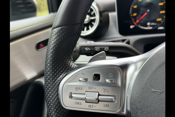 Mercedes-Benz A-Klasse 200 AMG Edition 1 Automaat | Sfeerverlichting | Widescreen navigatiesysteem | Stoelverwarming | Parkeersensoren voor en achter |