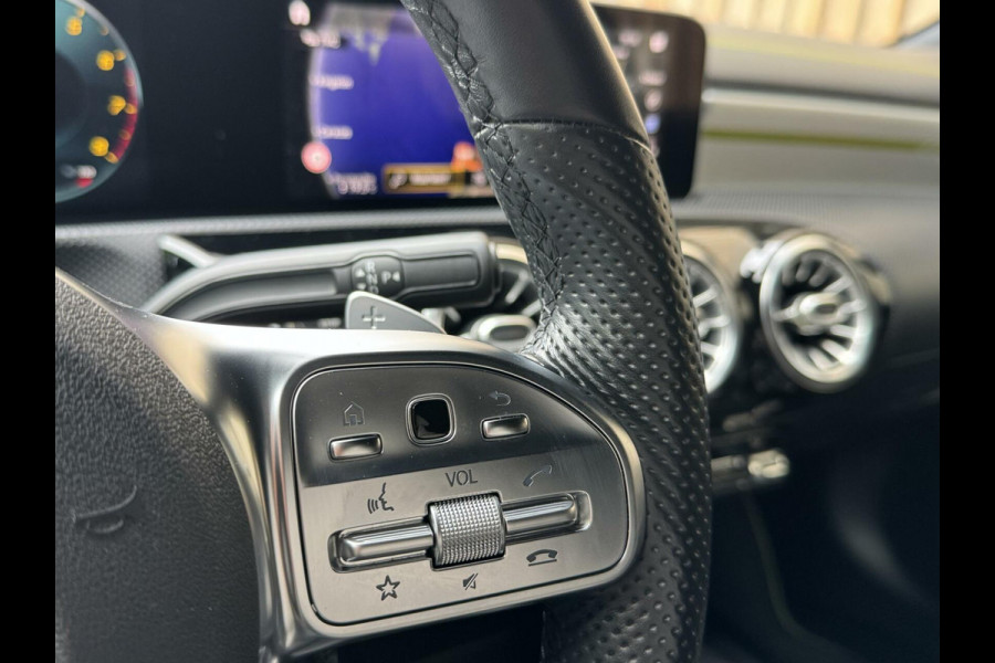 Mercedes-Benz A-Klasse 200 AMG Edition 1 Automaat | Sfeerverlichting | Widescreen navigatiesysteem | Stoelverwarming | Parkeersensoren voor en achter |