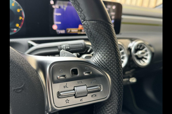 Mercedes-Benz A-Klasse 200 AMG Edition 1 Automaat | Sfeerverlichting | Widescreen navigatiesysteem | Stoelverwarming | Parkeersensoren voor en achter |