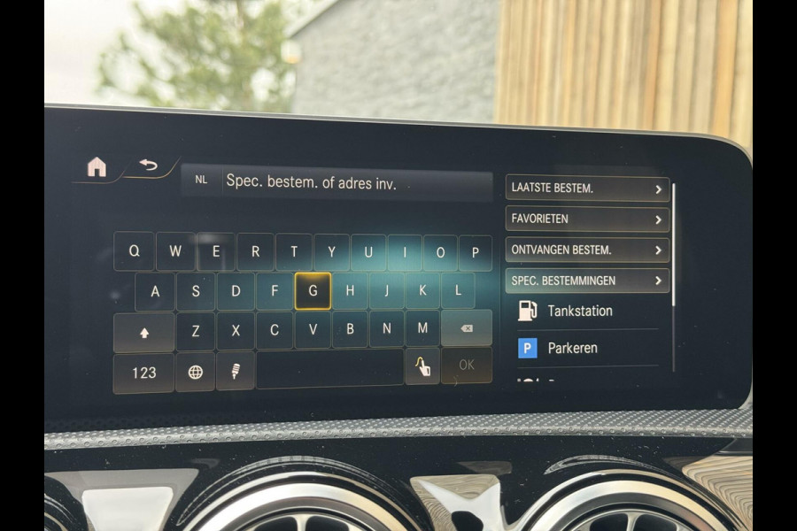 Mercedes-Benz A-Klasse 200 AMG Edition 1 Automaat | Sfeerverlichting | Widescreen navigatiesysteem | Stoelverwarming | Parkeersensoren voor en achter |