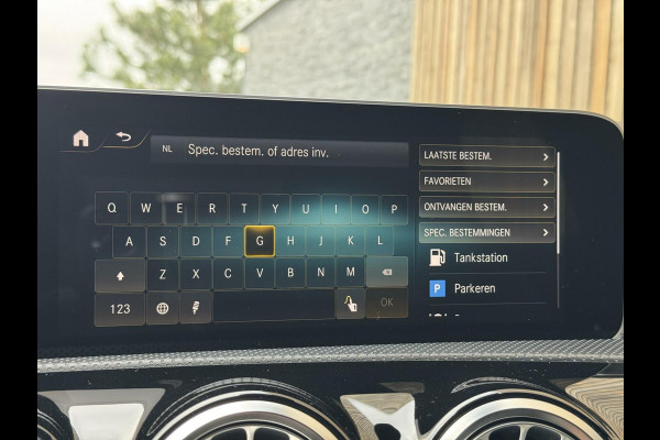 Mercedes-Benz A-Klasse 200 AMG Edition 1 Automaat | Sfeerverlichting | Widescreen navigatiesysteem | Stoelverwarming | Parkeersensoren voor en achter |