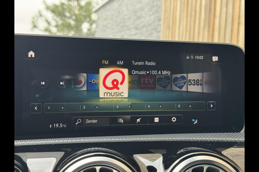 Mercedes-Benz A-Klasse 200 AMG Edition 1 Automaat | Sfeerverlichting | Widescreen navigatiesysteem | Stoelverwarming | Parkeersensoren voor en achter |