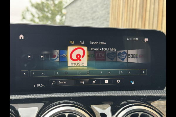 Mercedes-Benz A-Klasse 200 AMG Edition 1 Automaat | Sfeerverlichting | Widescreen navigatiesysteem | Stoelverwarming | Parkeersensoren voor en achter |
