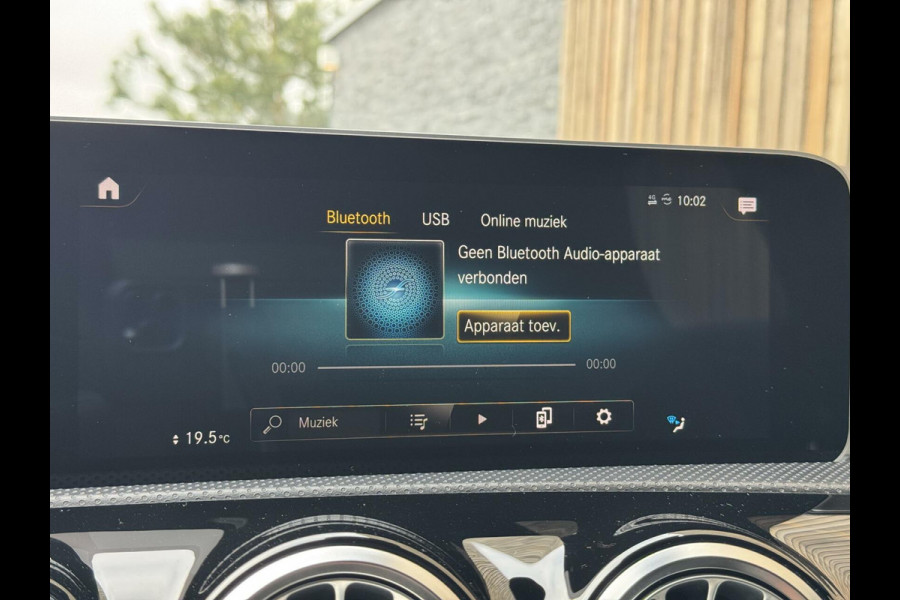 Mercedes-Benz A-Klasse 200 AMG Edition 1 Automaat | Sfeerverlichting | Widescreen navigatiesysteem | Stoelverwarming | Parkeersensoren voor en achter |