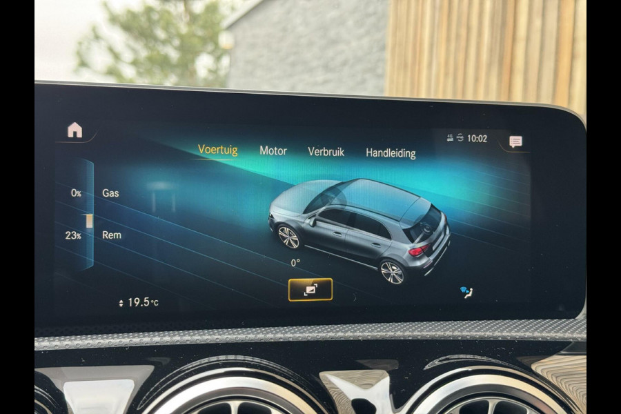 Mercedes-Benz A-Klasse 200 AMG Edition 1 Automaat | Sfeerverlichting | Widescreen navigatiesysteem | Stoelverwarming | Parkeersensoren voor en achter |