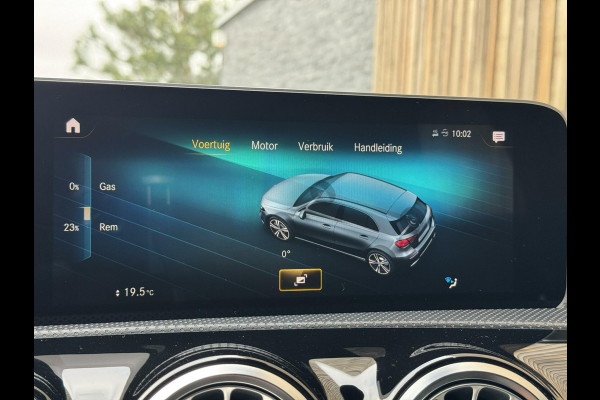 Mercedes-Benz A-Klasse 200 AMG Edition 1 Automaat | Sfeerverlichting | Widescreen navigatiesysteem | Stoelverwarming | Parkeersensoren voor en achter |