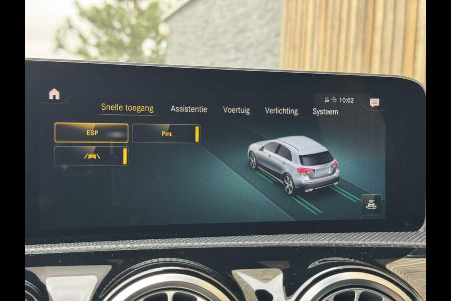 Mercedes-Benz A-Klasse 200 AMG Edition 1 Automaat | Sfeerverlichting | Widescreen navigatiesysteem | Stoelverwarming | Parkeersensoren voor en achter |